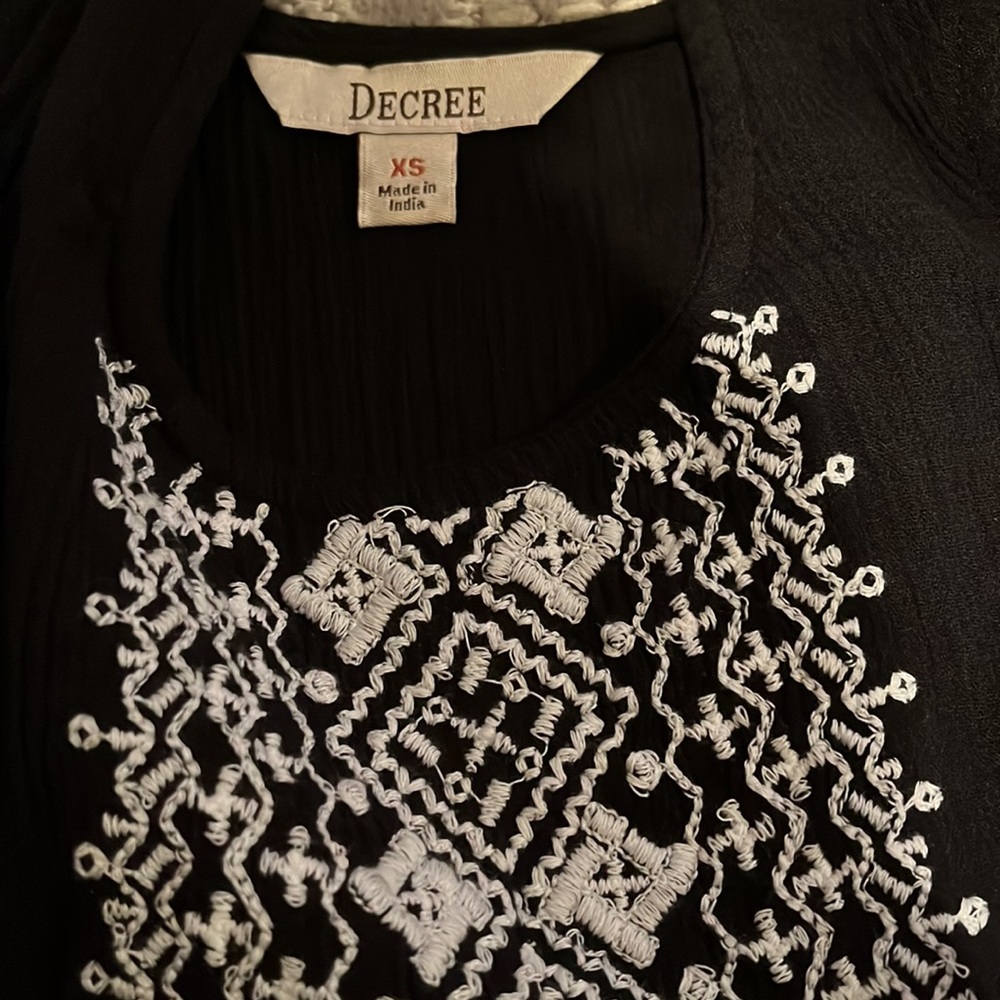 Decree Crop Top - Picture 2 of 3
